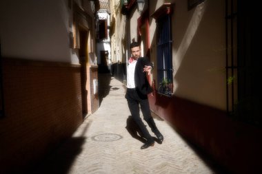 Flamenko ve çingene adam, siyah beyaz gömlek ve kırmızı puantiyeli mendil giymiş, Akdeniz 'in sokaklarında flamenko dansı yapan bir adam. İnsanlığın Flamenko kültürel mirası.