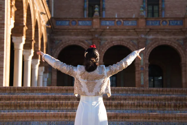Flamenko Dansçısı Kadın Esmer Güzel Tipik Spanyol Dansçı Sevilla Meydanında — Stok fotoğraf