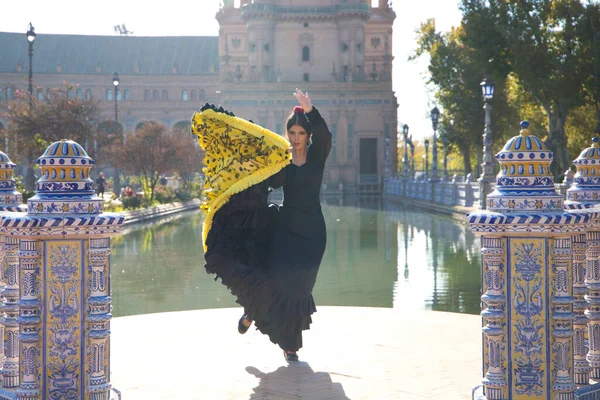 Женщина Танцует Фламенко Чёрном Цыганском Костюме Жёлтыми Точками Польки Красным — стоковое фото