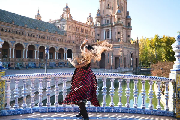 Joven Hermosa Mujer Típica Española Bailando Flamenco Con Ropa Urbana —  Fotos de Stock
