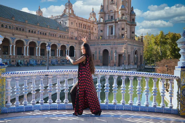 Joven Hermosa Mujer Típica Española Bailando Flamenco Con Ropa Urbana —  Fotos de Stock