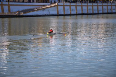Adam günlük eğitimi için Seville nehrinde kanoya biniyor. Spor ve sağlık konsepti.