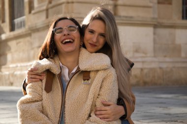 Lezbiyen çift, eski Avrupa 'daki devasa bir meydanda kaldırımın merdivenlerinde oturuyor. Birbirlerine çok aşıklar ve mutlular. Turizm ve seyahat kavramını benimse, lgtb. Haklar ve eşitlik.