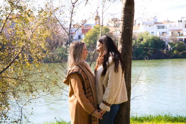 Casal Lésbicas Encostadas Uma Árvore Parque Com Mãos Juntas Eles — Fotografia de Stock