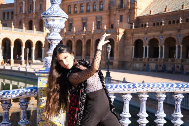 Genç ve güzel tipik İspanyol kadın flamenko yapıyor. Şehir ve modern kıyafetlerle. Saçları açık ve uzun. İnsanlığın Flamenko kültürel mirası kavramı.