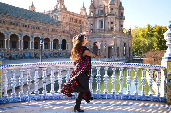 Ung Och Vacker Typisk Spansk Kvinna Dansar Flamenco Med Urbana — Stockfoto