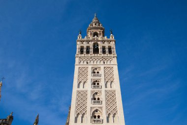 Gotik katedraldeki Seville Kızları Anıtı. Şehrin mavi gökyüzüne yükseldiği görülebilir. Dünyadaki en büyük dini binadır. Turizm ve seyahat kavramı.