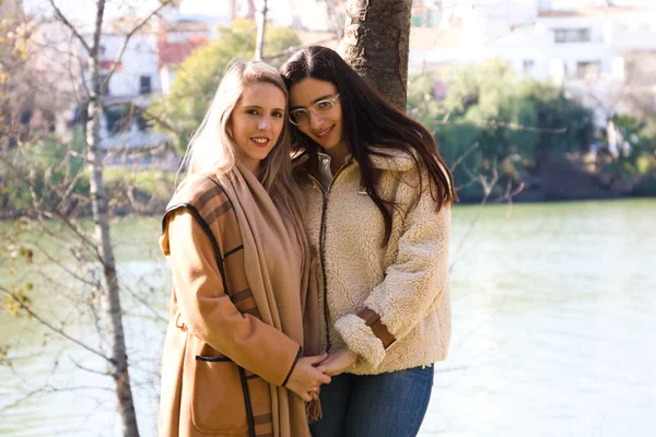 Dvě Lesbické Ženy Jsou Parku Vedle Řeky Ženy Jsou Mladé — Stock fotografie