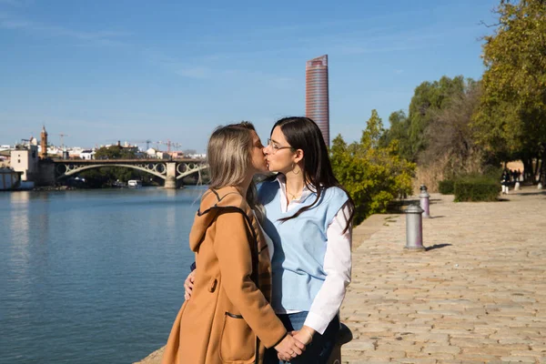 Dvě Lesbické Ženy Jsou Parku Vedle Řeky Ženy Jsou Mladé — Stock fotografie