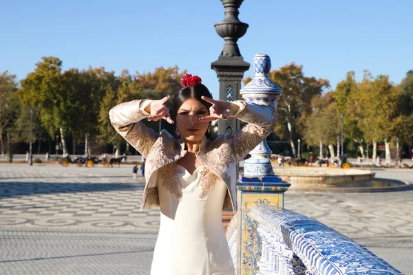 Bailarina Flamenco Mujer Morena Hermosa Bailarina Típica Española Está Bailando —  Fotos de Stock