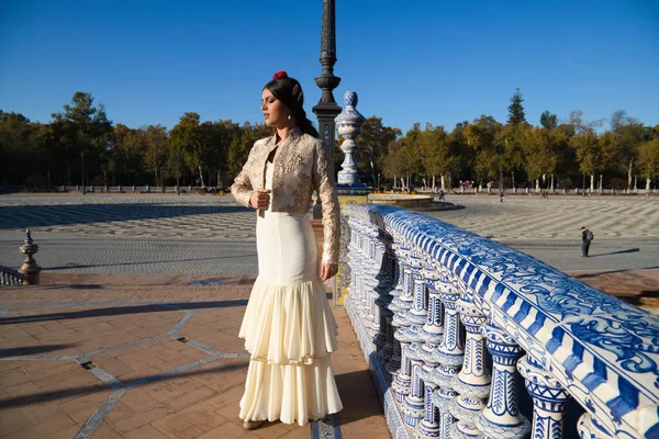 Tancerka Flamenco Kobieta Brunetka Piękna Typowa Hiszpanka Patrzy Kamerę Wychylając — Zdjęcie stockowe