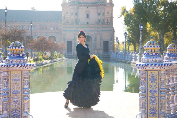 Siyah Çingene Kostümüyle Flamenko Yapan Kadın Sarı Benekli Saçlarında Kırmızı — Stok fotoğraf