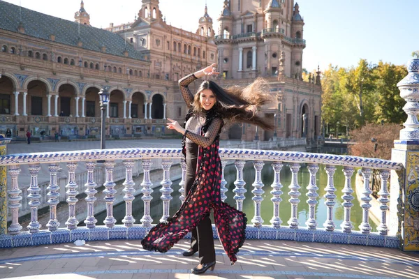 Genç Güzel Tipik Spanyol Kadın Flamenko Yapıyor Şehir Modern Kıyafetlerle — Stok fotoğraf