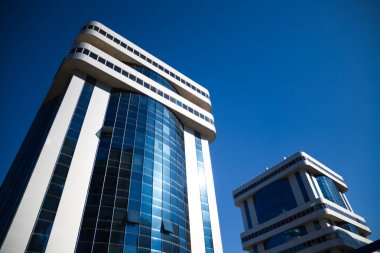 Büyük bir şehirdeki finans ve ofis dünyasına adanmış bir bina. Bina güneş ışığından yararlanmak için donatılmıştır. Ekonomi ve yenilenebilir enerji kavramı.