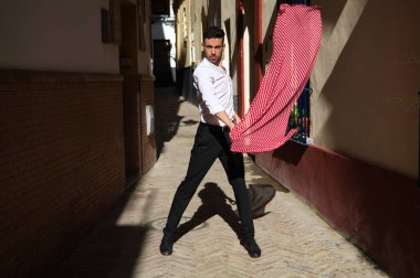 Flamenko ve çingene adam, siyah beyaz gömlekli, elinde benekli bir mendille Akdeniz sokaklarında dans ediyor. İnsanlığın Flamenko kültürel mirası