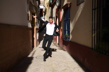 Flamenko ve çingene adam, siyah beyaz gömlek ve kırmızı puantiyeli mendil giymiş, Akdeniz 'in sokaklarında flamenko dansı yapan bir adam. İnsanlığın Flamenko kültürel mirası.