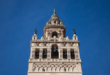 Gotik katedraldeki Seville Kızları Anıtı. Şehrin mavi gökyüzüne yükseldiği görülebilir. Dünyadaki en büyük dini binadır. Turizm ve seyahat kavramı.