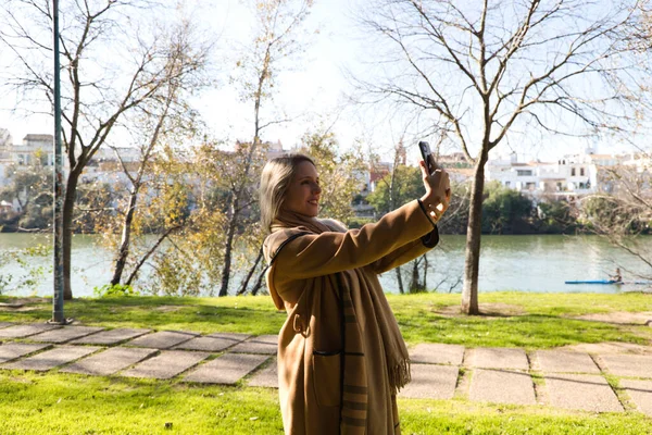 Ung Blond Vacker Lesbisk Kvinna Tar Ett Foto Med Sin — Stockfoto