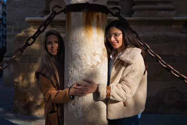 Coppia Lesbica Appoggiata Colonne Che Circondano Cattedrale Stile Gotico Donne — Foto Stock