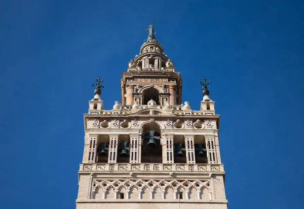 Památník Děvčete Seville Gotické Katedrále Vidět Jak Stoupá Modré Obloze — Stock fotografie