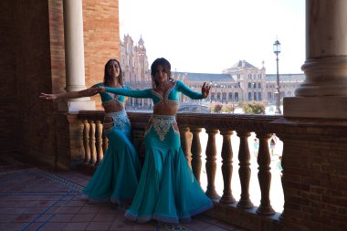 Seville 'de dans eden iki dansçı genç ve güzeller ve tipik bir göbek dansı kostümü giyiyorlar. Dans ve bölgesel folklor kavramı.