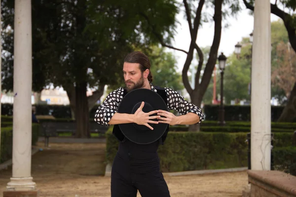 Homem Cigano Dançando Flamenco Com Cabelos Longos Barba Parque Lado — Fotografia de Stock