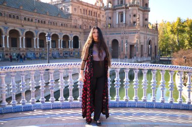 Genç ve güzel tipik İspanyol kadın flamenko yapıyor. Şehir ve modern kıyafetlerle. Saçları açık ve uzun. İnsanlığın Flamenko kültürel mirası kavramı.