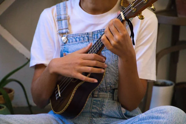 Detail Rukou Krásné Mladé Ženy Hrající Ukulele Svém Studiu Hudební — Stock fotografie