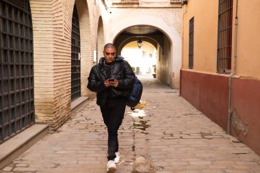 İkili olmayan ve Güney Amerikalı genç insan Avrupa 'da tatilde. Makyaj yapıyor ve siyah elbiseler giyiyor. Şehirde cep telefonuna danışarak dolaşıyor. Eşitlik kavramı.