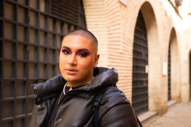 İkili olmayan ve Güney Amerikalı genç insan Avrupa 'da tatilde. Makyaj yapıyor ve siyah elbiseler giyiyor. Şehri ziyaret ediyor ve cep telefonuyla fotoğraf çekiyor. Seyahat.