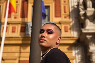 İkili olmayan, Güney Amerika kökenli ve genç bir kişi, makyaj sanatçısı ve Avrupa 'da seyahat ederken fotoğraflar için poz veriyor. Eşitlik kavramı, homoseksüellik, gey, lezbiyen, transseksüel, gey gururu.