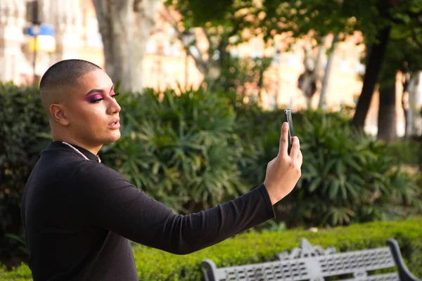 İkili olmayan ve Güney Amerikalı genç insan Avrupa 'da tatilde. Makyaj yapıyor ve siyah elbiseler giyiyor. Şehri ziyaret ediyor ve cep telefonuyla fotoğraf çekiyor. Seyahat.
