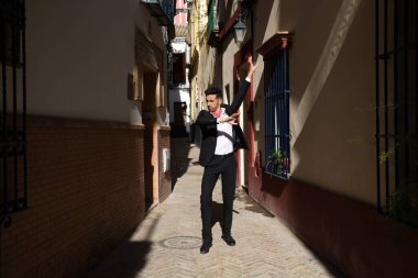 Flamenko ve çingene adam, siyah beyaz gömlek ve kırmızı puantiyeli mendil giymiş, Akdeniz 'in sokaklarında flamenko dansı yapan bir adam. İnsanlığın Flamenko kültürel mirası.