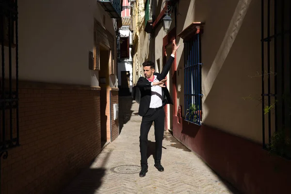 Flamenko ve çingene adam, siyah beyaz gömlek ve kırmızı puantiyeli mendil giymiş, Akdeniz 'in sokaklarında flamenko dansı yapan bir adam. İnsanlığın Flamenko kültürel mirası.