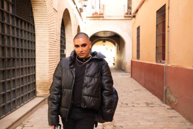 İkili olmayan ve Güney Amerikalı genç insan Avrupa 'da tatilde. Makyaj yapıyor ve siyah elbiseler giyiyor. Şehirde cep telefonuna danışarak dolaşıyor. Eşitlik kavramı.