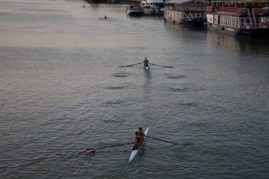 Bir grup kanocu Sevilla 'daki Guadalquivir nehrinde antrenman yapıyor ve yarışıyor. Olimpiyat oyunları ve dünya kano şampiyonası için hazırlanıyorlar. Spor konsepti.