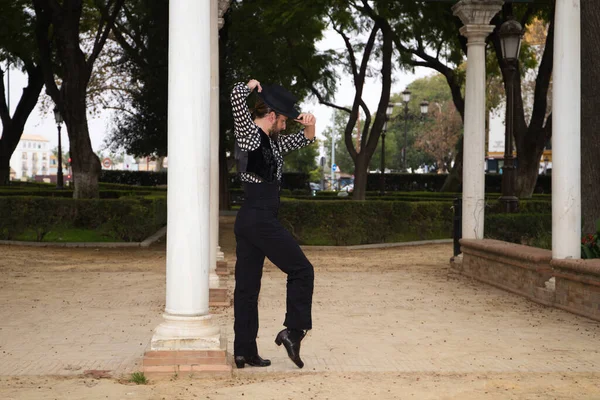 Homem Cigano Dançando Flamenco Com Cabelos Longos Barba Parque Lado — Fotografia de Stock
