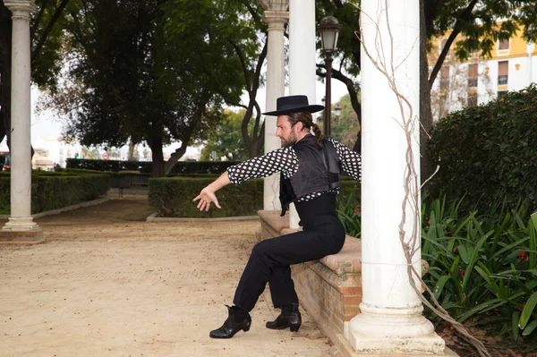 Cikán Tančí Flamenco Dlouhými Vlasy Vousy Parku Vedle Mramorových Sloupů — Stock fotografie