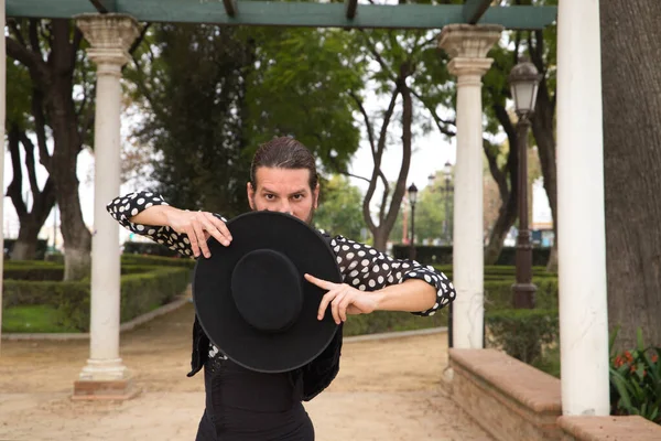 Gitan Dansant Flamenco Avec Les Cheveux Longs Barbe Dans Parc — Photo