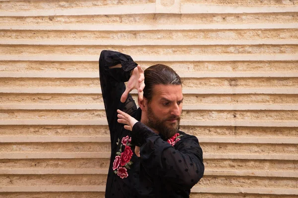 Porträtt Man Dansande Flamenco Med Svart Skjorta Och Röda Rosor — Stockfoto