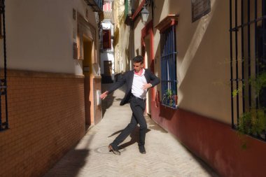 Flamenko ve çingene adam, siyah beyaz gömlek ve kırmızı puantiyeli mendil giymiş, Akdeniz 'in sokaklarında flamenko dansı yapan bir adam. İnsanlığın Flamenko kültürel mirası.