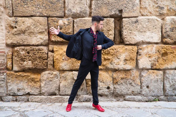 Циганський Чоловік Танцює Фламенко Молодий Красивий Одягнений Чорно Червоне Взуття — стокове фото