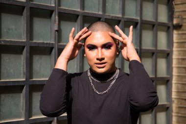 İkili olmayan, Güney Amerika kökenli ve genç bir kişi, makyaj sanatçısı ve Avrupa 'da seyahat ederken fotoğraflar için poz veriyor. Eşitlik kavramı, homoseksüellik, gey, lezbiyen, transseksüel, gey gururu.