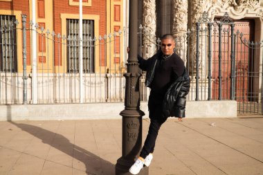 İkili olmayan, Güney Amerika kökenli ve genç bir kişi, makyaj sanatçısı ve Avrupa 'da seyahat ederken fotoğraflar için poz veriyor. Eşitlik kavramı, homoseksüellik, gey, lezbiyen, transseksüel, gey gururu.