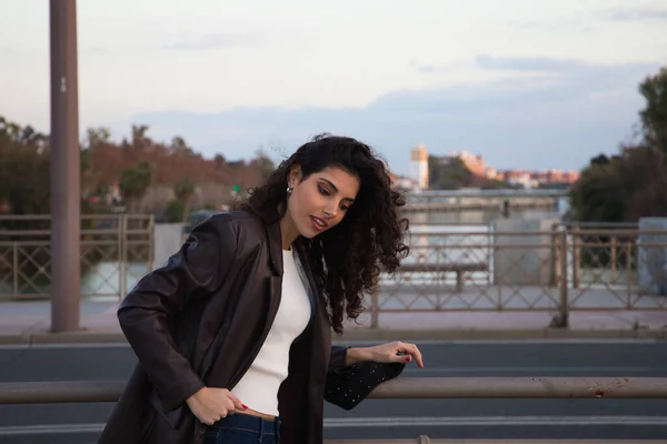 Mujer Joven Hermosa Con Pelo Oscuro Rizado Turismo Sevilla Fondo — Foto de Stock