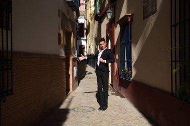 Flamenko ve çingene adam, siyah beyaz gömlek ve kırmızı puantiyeli mendil giymiş, Akdeniz 'in sokaklarında flamenko dansı yapan bir adam. İnsanlığın Flamenko kültürel mirası.