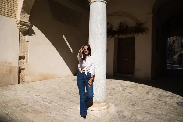 Genç Güzel Esmer Güney Amerikalı Kadın Avrupa Seyahat Ediyor Parmaklarıyla — Stok fotoğraf