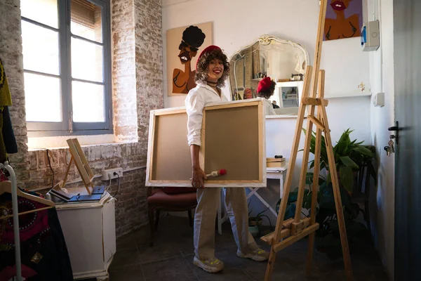 Young Latin Beautiful Enterprising Woman Carrying Canvas Her Arm Wearing — 图库照片