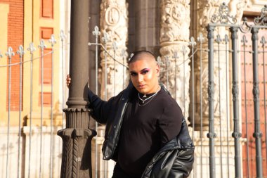 İkili olmayan, Güney Amerika kökenli ve genç bir kişi, makyaj sanatçısı ve Avrupa 'da seyahat ederken fotoğraflar için poz veriyor. Eşitlik kavramı, homoseksüellik, gey, lezbiyen, transseksüel, gey gururu.