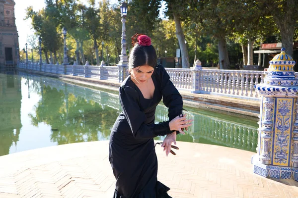 Kobieta Tańcząca Flamenco Czarnym Cygańskim Kostiumie Żółtymi Kropkami Polki Czerwonym — Zdjęcie stockowe